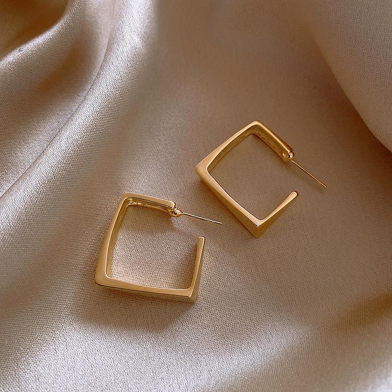 2024 Trendy Hong Kong Geometric Metal Earrings: Versatile Women's Fashion Accessories