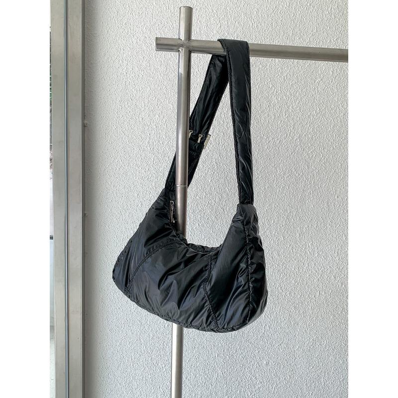 

New silver bag women s fashion student messenger bag class shoulder bag filled with cotton soft cloud bag чорний