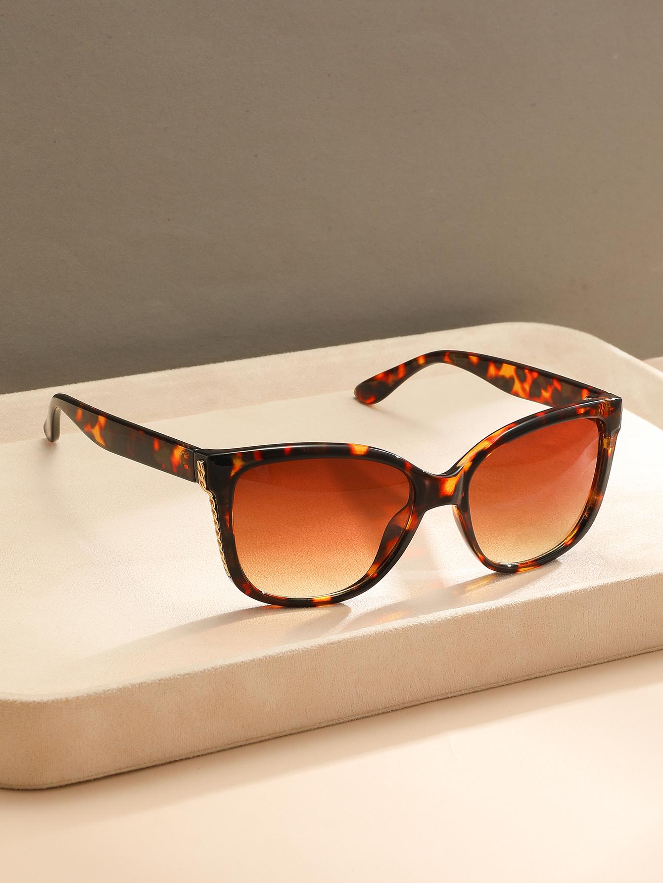 

Unisex Retro European Cat Eye Fashion Glasses Large Frame Suitable for Daily Wear Driving And Street Photography