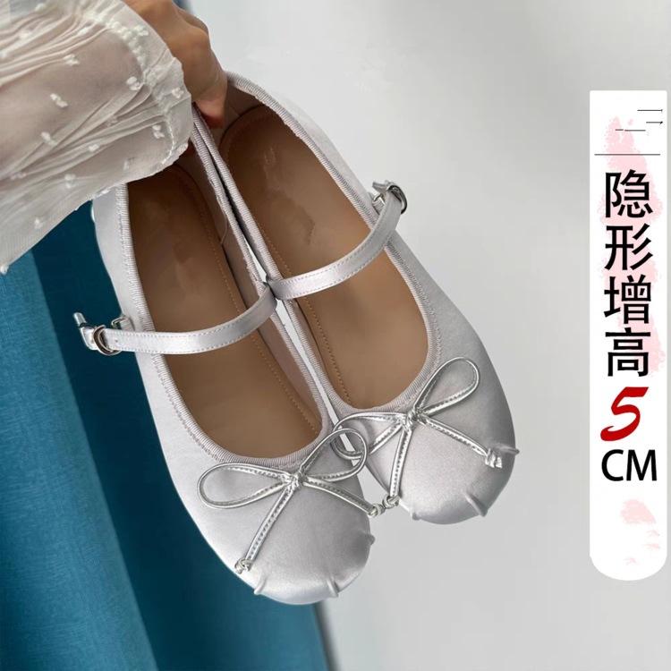 

Корейская версия маленьких мужских невидимых балеток для увеличения роста для женщин 2025 года, новая верхняя одежда с бантом и легким ртом из атласа, одиночные туфли для женщин 40