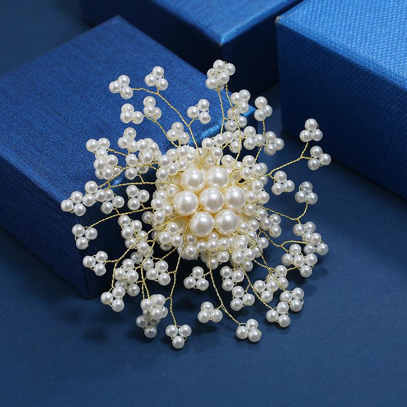 New Handmade High-end Luxury Imitation Pearl Snowflake Brooch Female Versatile Temperament Elegant Brooch Pin Jacket Accessories