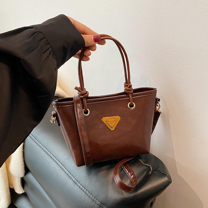 Ins Retro Portable Small Bag Women's 2025 Winter New Small Bucket Bag Versatile Shoulder Messenger Bag Commuter Women's Bag