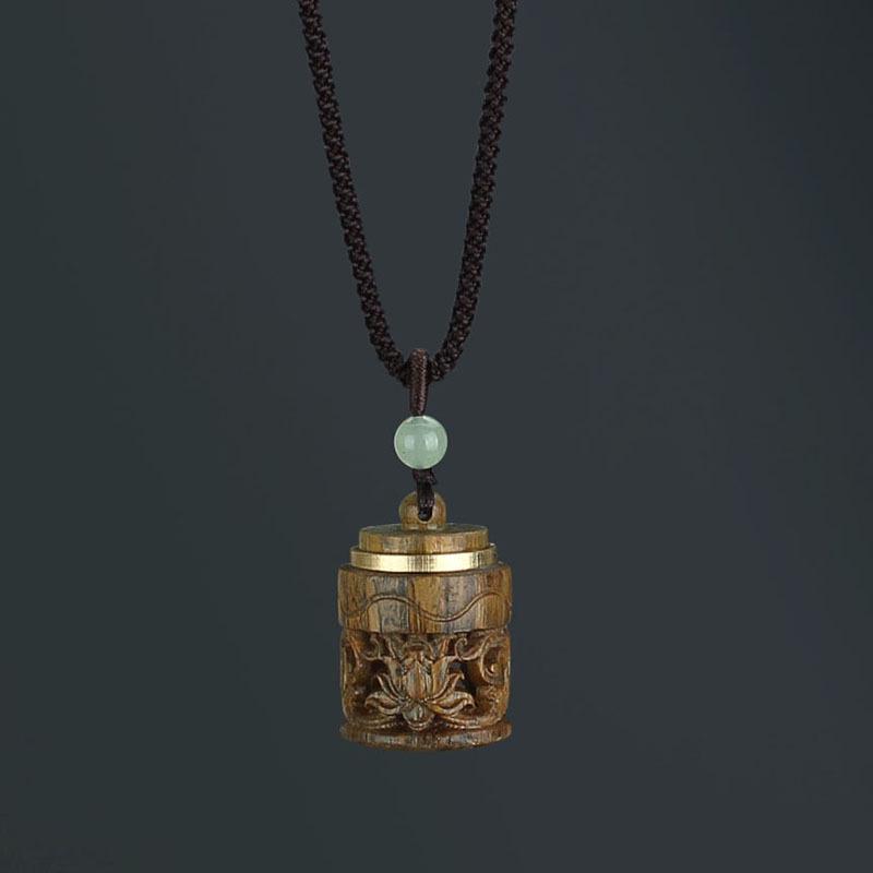 

Retro Green Sandalwood Scented Pendant Necklace - Openable Scent Ball Box, Sweater Chain, Car Ornament for Men and Women