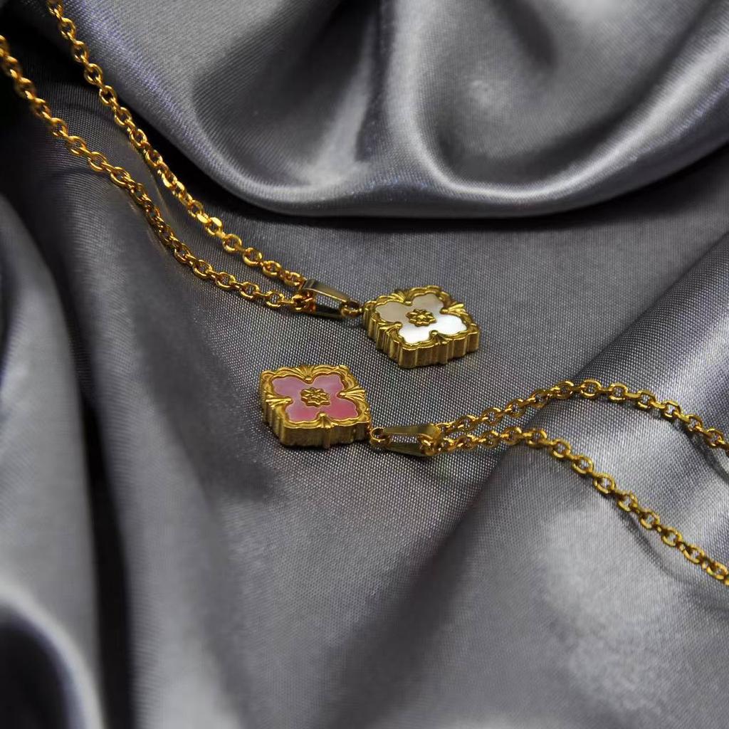 Neues europäisches und amerikanisches Diamantblattgras-Armband-Halsketten-Ohrring-Set, plattiert mit Retro-Diamant-Palast-Halskette