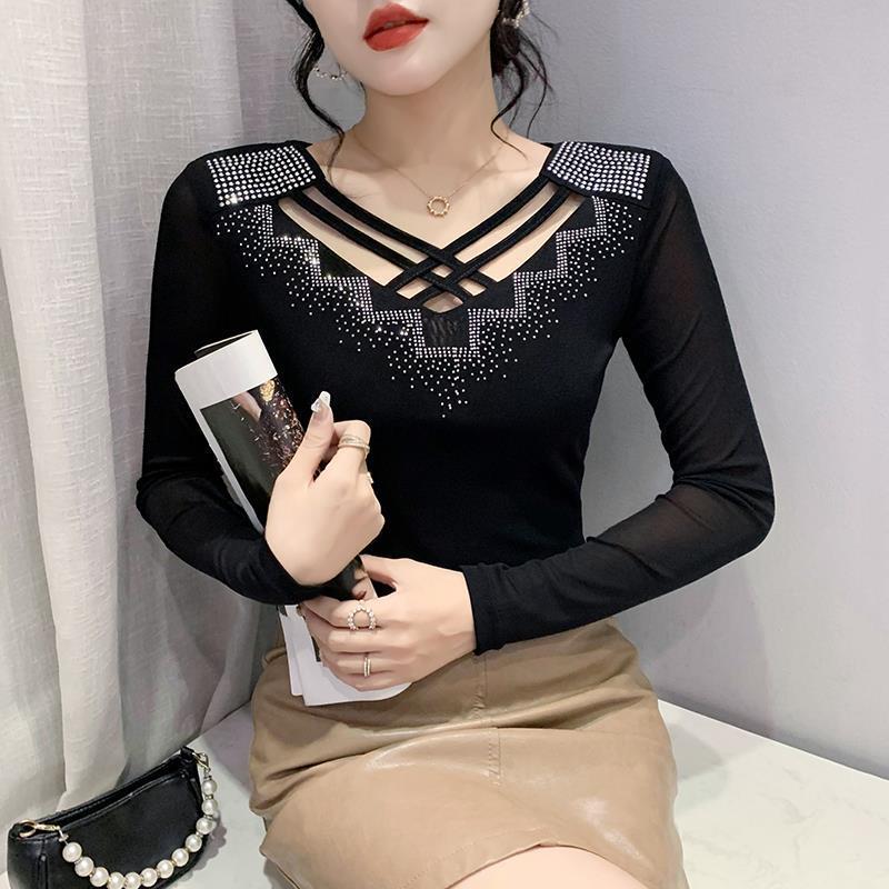 

Мода Осінь 2022: Приталений жіночий топ з V-подібним вирізом і довгими рукавами, з сітчастими вставками та блискучою обробкою 2XL чорний