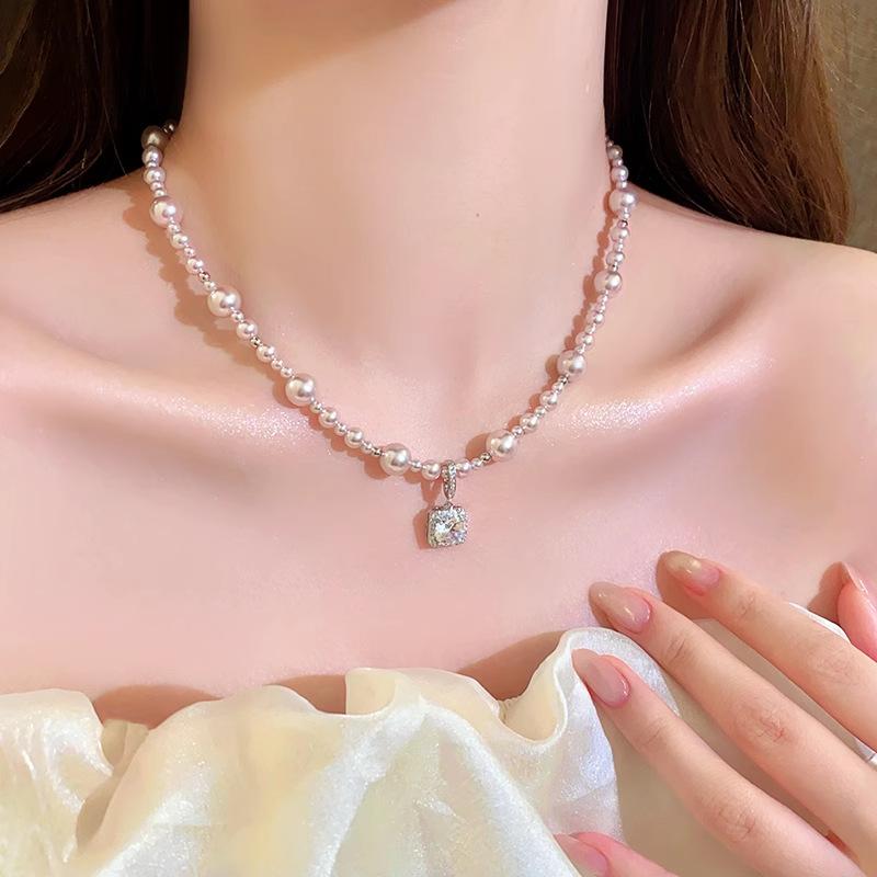 Light Luxury Pearl Choker Necklace Vintage Elegant Womens Necklace Fashion Versatile Crystal Collar Jewelry