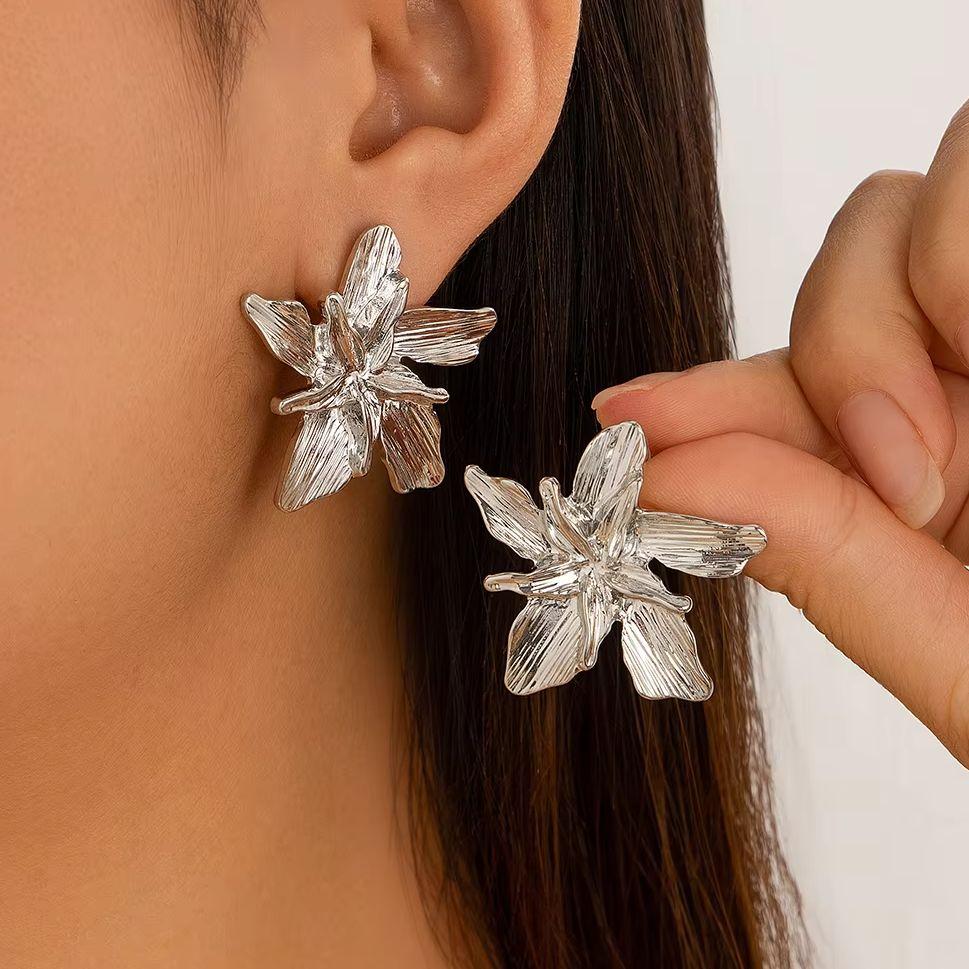 SHIXIN Neue Elegante Goldfarbene Blume Steckerohrringe für Damen Vintage Dreidimensionale Metall Blütenblatt Ohrringe Trendiger Schmuck Geschenk