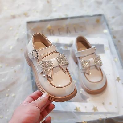 Zapatos Planos de Rendimiento para Niñas 2024 Nuevos Zapatos de Princesa con Lazo de Cristal para Fiestas Niñas Estilo Británico Zapatos de Cuero Versátiles