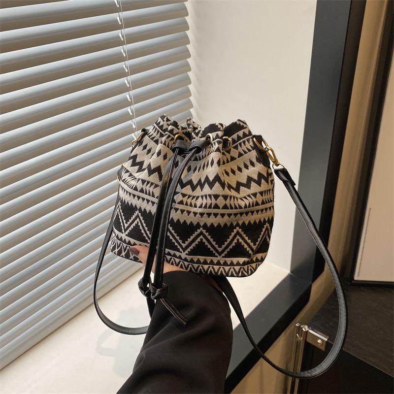 Große Kapazität Ethnische Canvas-Tasche mit Kordelzug Einzel-Schulter-Umhängetasche Wassereimer-Tasche
