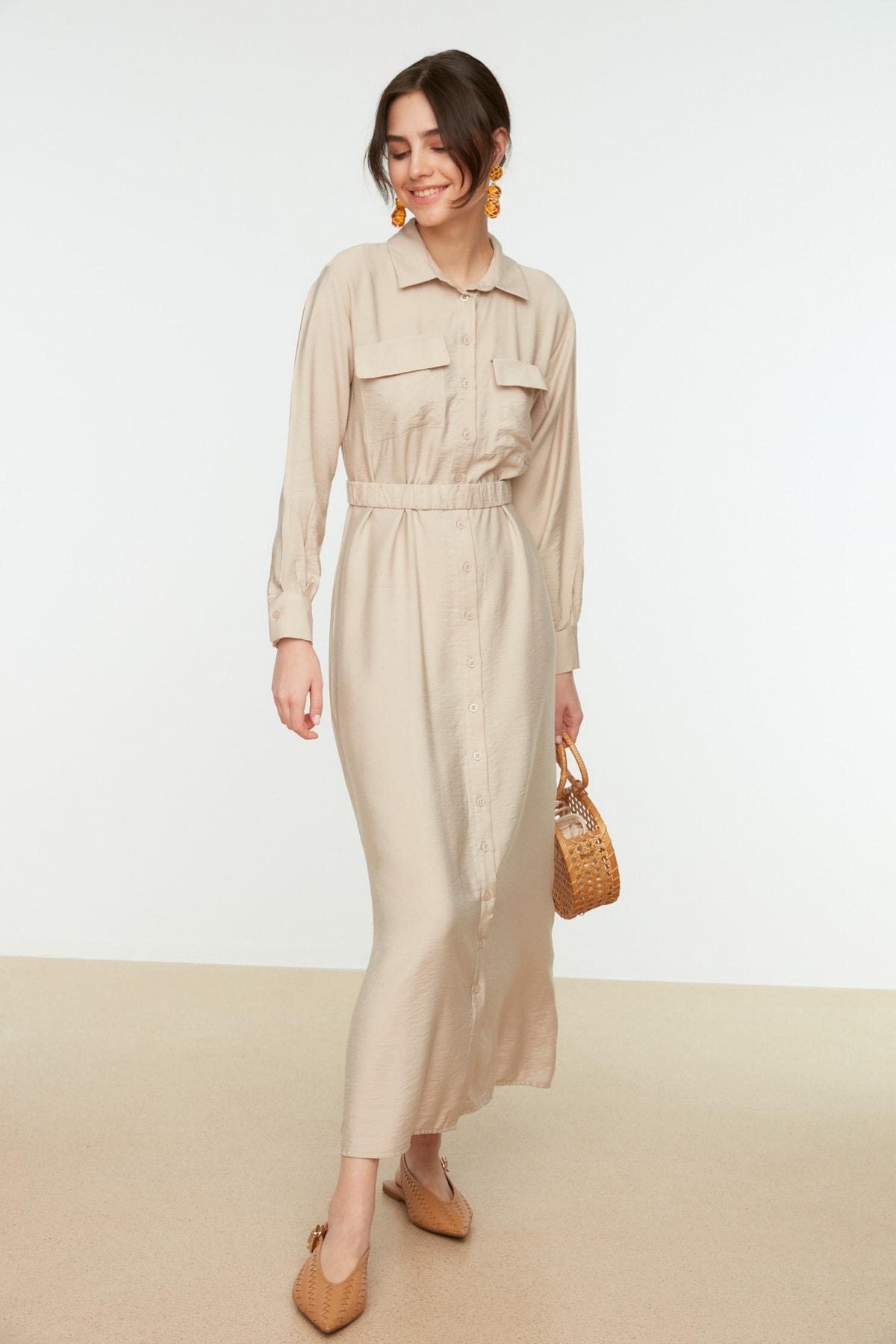 

Бежевое платье с рубашечным воротником и карманами на поясе TCTSS22EB0034..