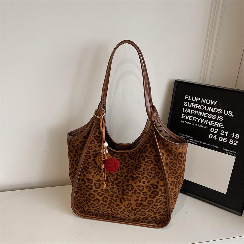 

Повседневная нишевая сумка-подмышка, модная сумка через плечо для通勤, женская 2025 новая, большая вместимость, простая сумка-тоут