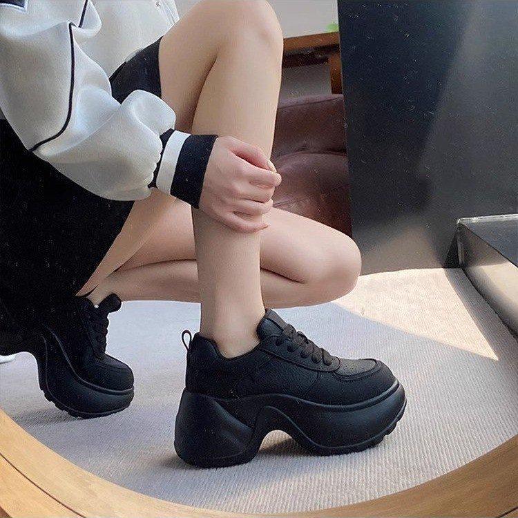 Pantofi de tată cu talpă groasă pentru bărbați mici, pantofi muffin cu șireturi, modă nouă de toamnă 2025 pentru femei, pantofi casual sport de tip board