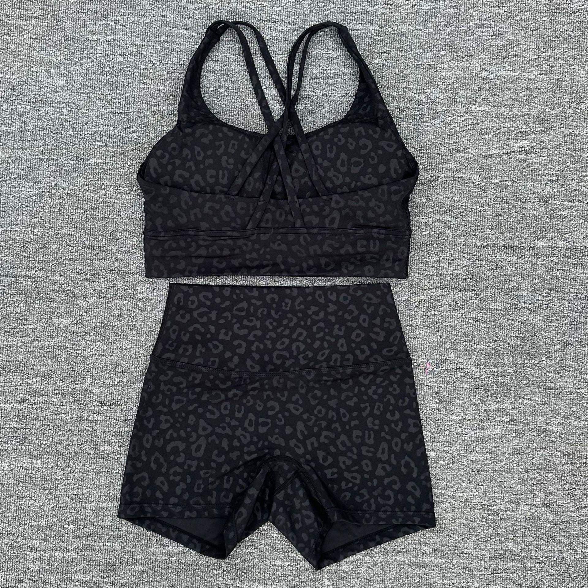 

Женский комплект для йоги с эффектом «нюд»: Красивый спортивный бюстгальтер с открытой спиной и персиковые шорты для бедер Medium