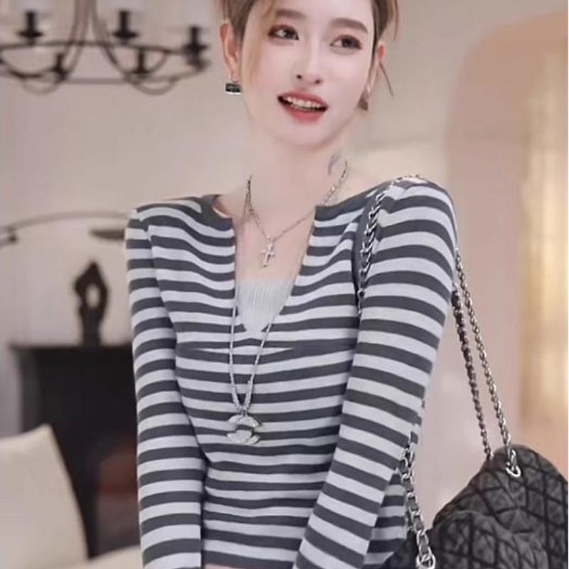 For The Beginning of Spring, Wear A Two-piece Knitted Sweater with A V-neck and Long-sleeved Top for Women