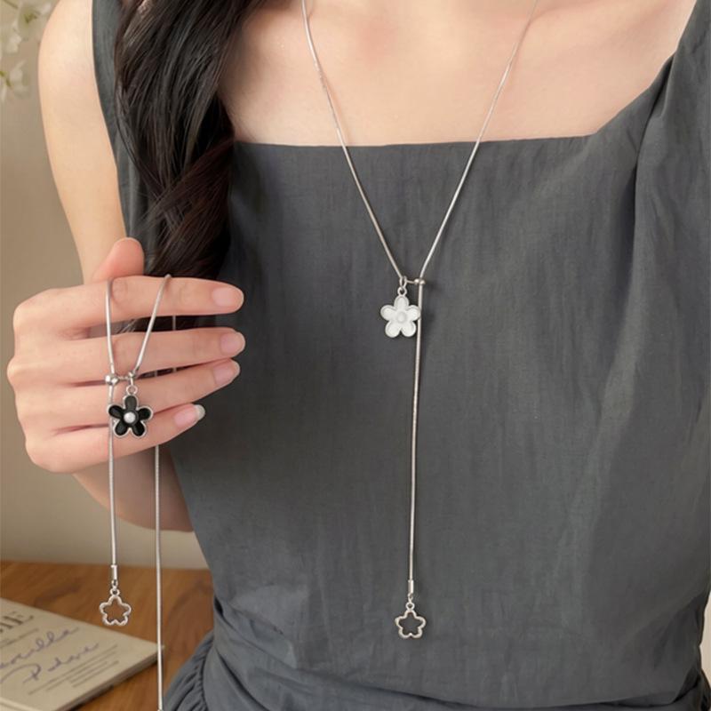 Versatile Sweet or Salty Flower Pull-Out Necklace: 2026 Korean Style Clavicle Chain for Women - Elegant High-Class Accessory