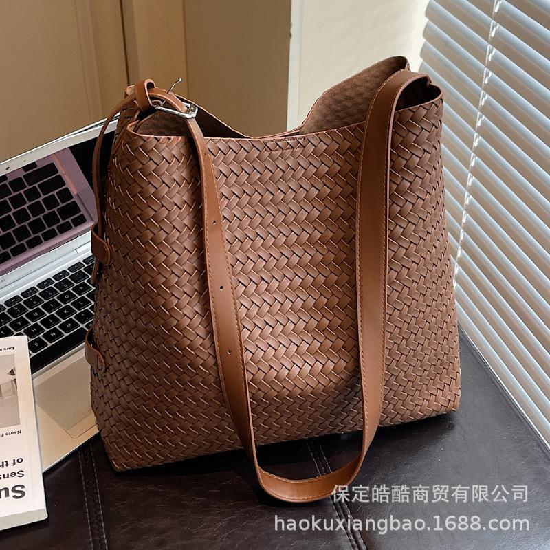 Large-capacity Bags for Women's Autumn and Winter Versatile 2025 New Simple One-shoulder Messenger Child and Mother Bags Are Popular This Year. Bucket