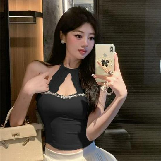 Elegantní tílko s krajkou a vycpávkami na prsou pro všechna roční období