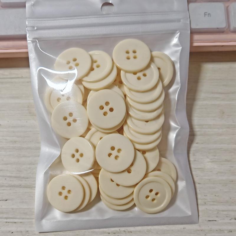 50 Stück Einfache 4-Loch-Knöpfe 20 mm Rund Harz Flachrücken Knöpfe Pullover Rock Zubehör