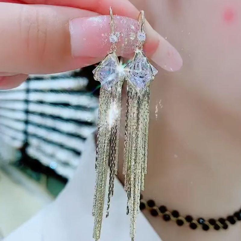 

Long tassel geometric earrings exude a goddess like atmosphere and a sense of luxury. Earhook accessories enhance facial slimming with earrings