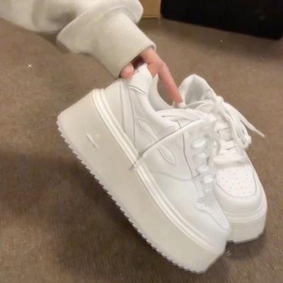 Verschleißfeste weiße Plateauschuhe für Damen, neue All-Match-Schuhe mit kleiner, höhenverstärkender Muffin-Sport- und Freizeitschuhe, modische Schuhe