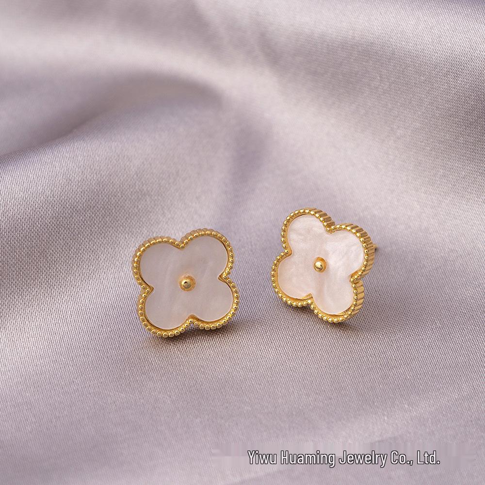 Elegante baumelnde Ohrringe mit französischen Perlen: Vergoldet, Vintage-Design in Silber 925