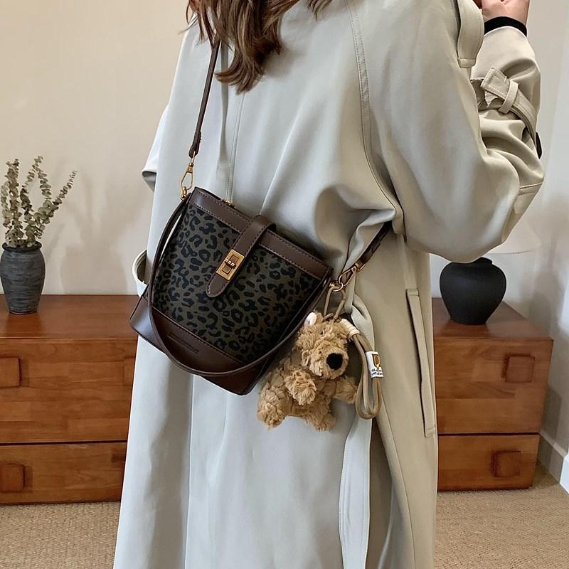 Autumn and Winter Women's Bags Retro Casual Bucket Bags High-end Leopard Print Portable Small Bags Fashionable Shoulder Messenger Bags