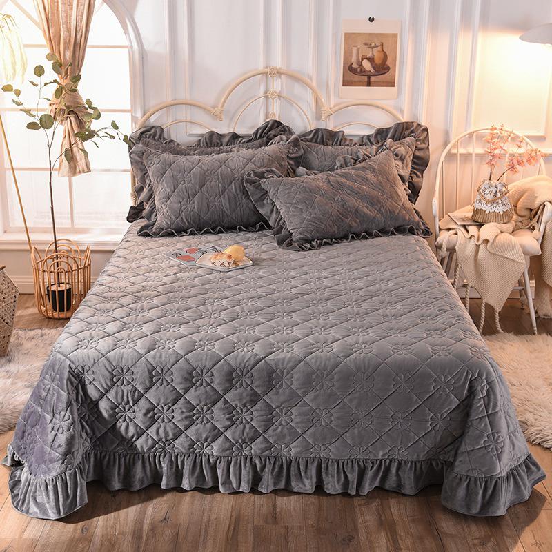 Warm Winter Crystal Velvet Quilted Bedspread with Lace Edge, Cotton-Padded, Double-Sided, Non-Slip Tatami