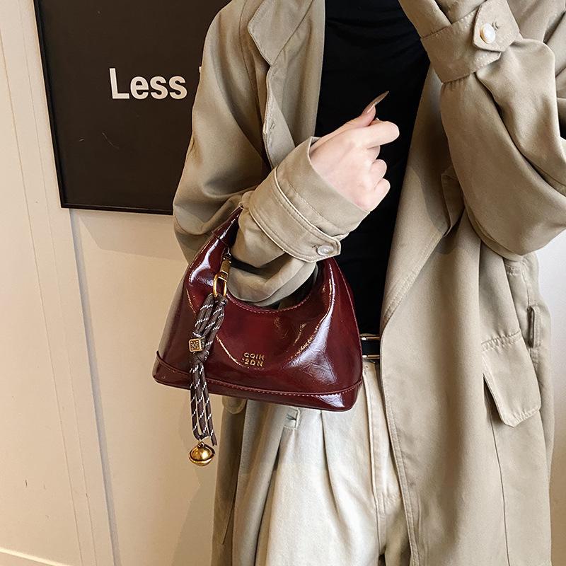 

Женская сумка-мессенджер с фактурной отделкой и ручным ремешком 2024 года на осень/зиму pendant красный