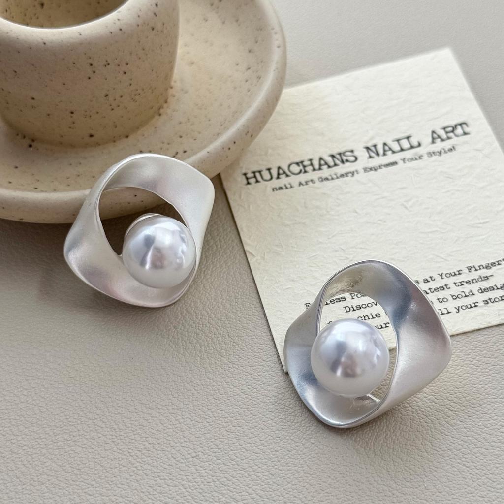 Premium matte temperament versatile Mobius ring pearl stud earrings 1011 new elegant simple exquisite earrings