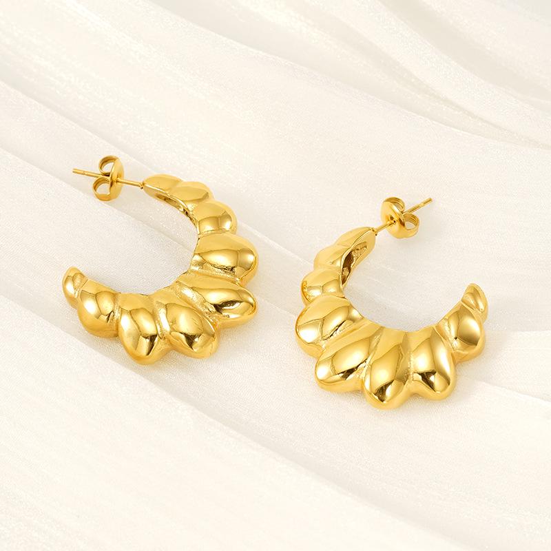 Übertriebene C-förmige Croissant Edelstahl Ohrstecker - Nische High-End Damen Ohrschmuck.