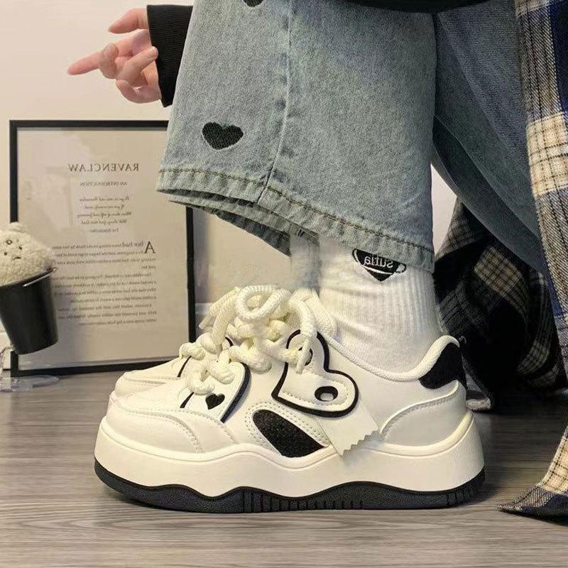 Original design little white shoes women's autumn 2025 new Hong Kong style street shooting college style love sweet cool thick baseplate shoes