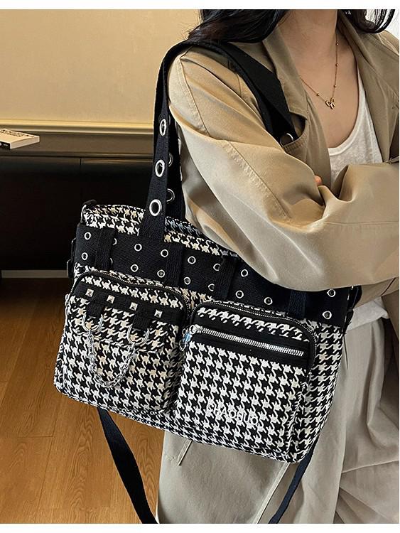 Autumn/Winter Fashion Rivet Shoulder Crossbody Bag for Women