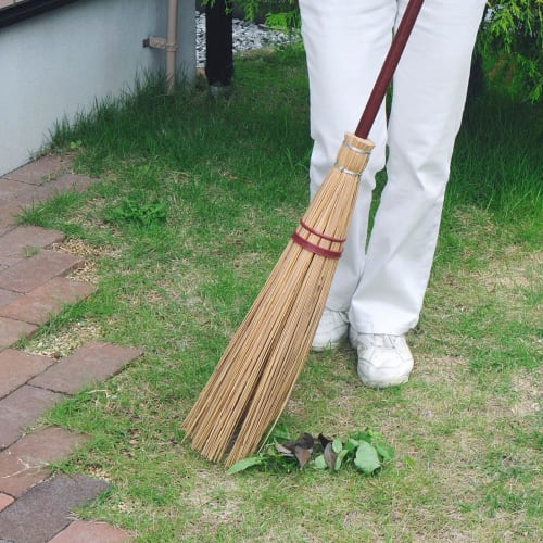 Azuma Industries Meisho Gaien Broom with a Wooden Handle, a Thick and Flexible Broom Made from Palm Leaf Veins, Ideal for Sweeping Leaves from Lawns a