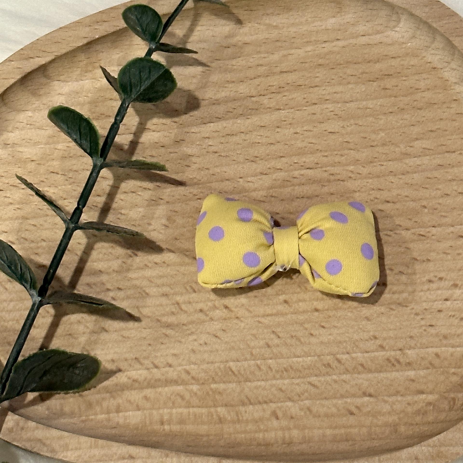 

Тканевый бант-украшение: Милое украшение, сделанное своими руками, и брошь, наполненная хлопком жёлтый