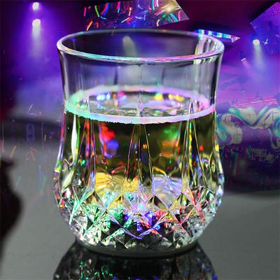 101-200ml LED Tazza luminosa Tazza di ananas Tazza di acqua a induzione liquida Colorato Cambiamento di colore Bicchiere lampeggiante automatico Bicchiere da birra Bicchiere da whisky Natale