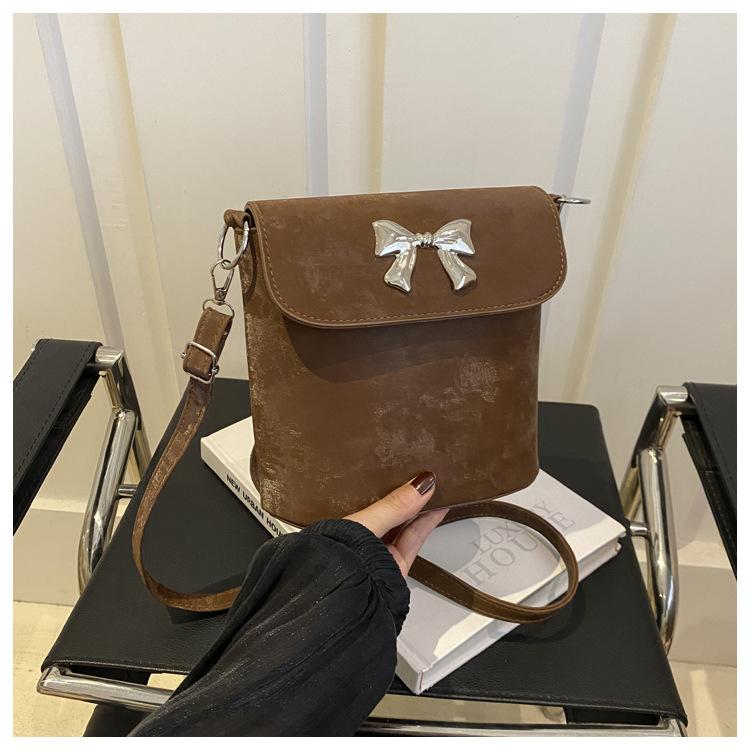 

2025 large capacity new popular bow casual texture foreign style fashion crossbody shoulder bucket bag female small темно-коричневого