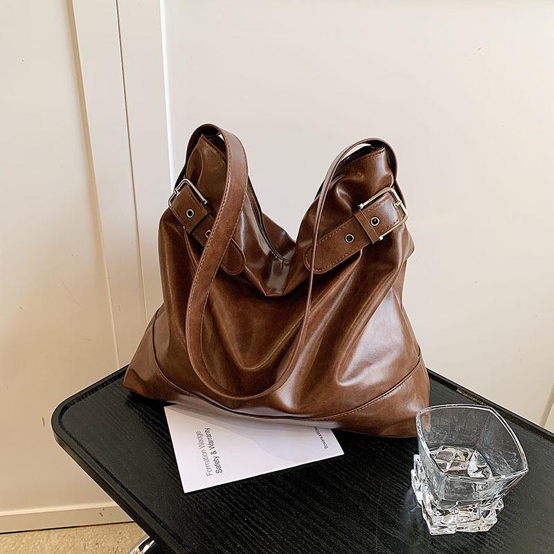 Casual large-capacity retro bag women's new commuter versatile messenger bag autumn and winter shoulder tote bag