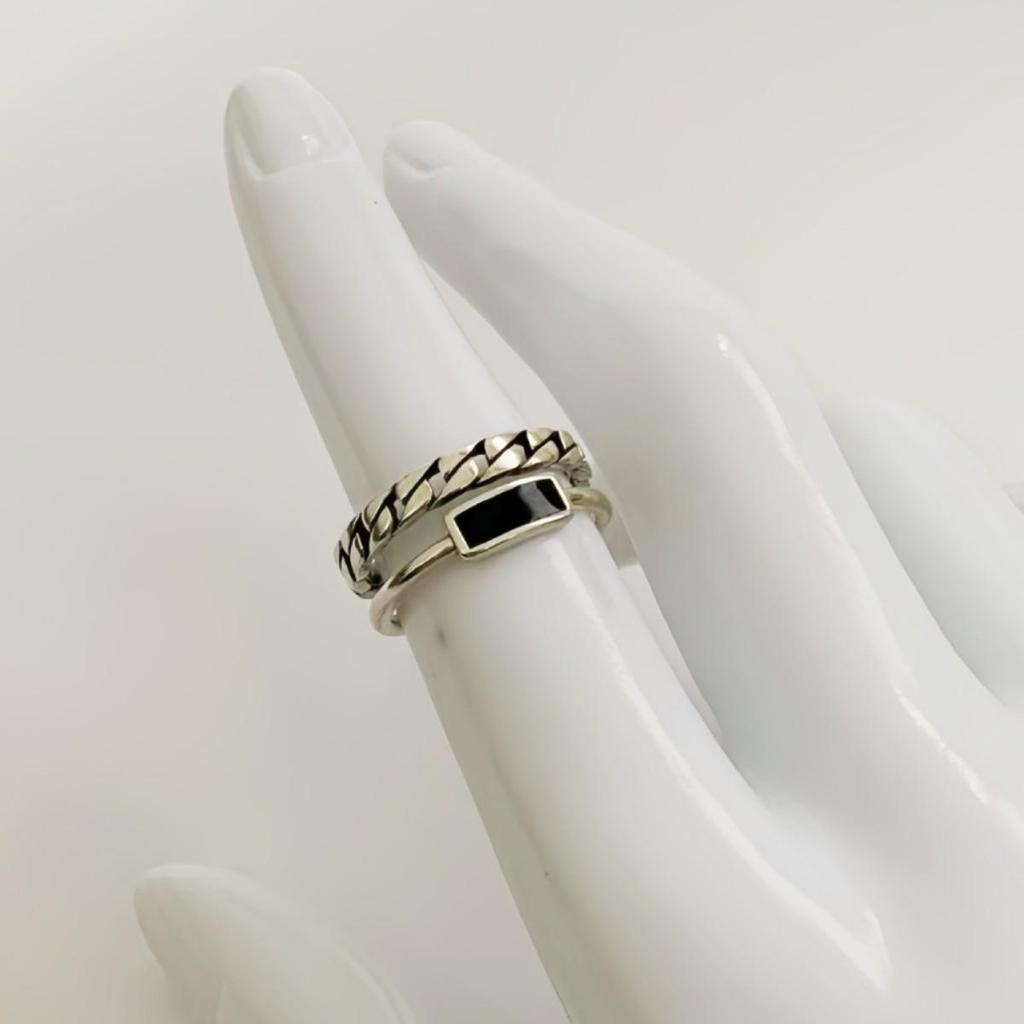 Trendy Men's Adjustable Black Enamel Chain Ring with Twist Lock Design