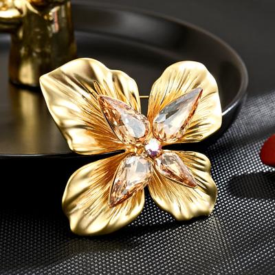 New Luxury Heavy Industry Temperament Small Flower Brooch Niche Design Simple and Exquisite Floral Decoration
