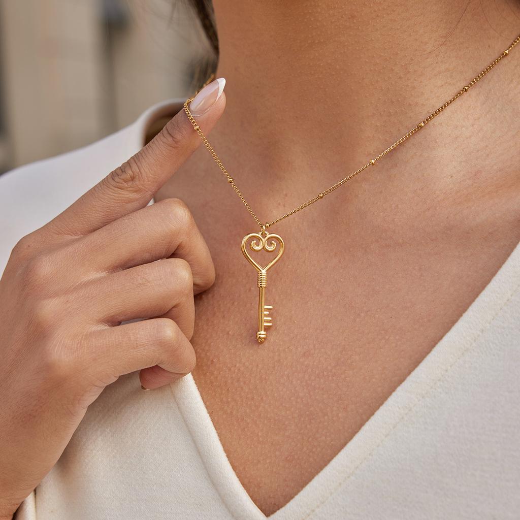 Yori Exquisite Linear Hollow Heart Key Pendant Necklace For Women Stainless Steel Delicate Daily Sweet Jewelry Accessories