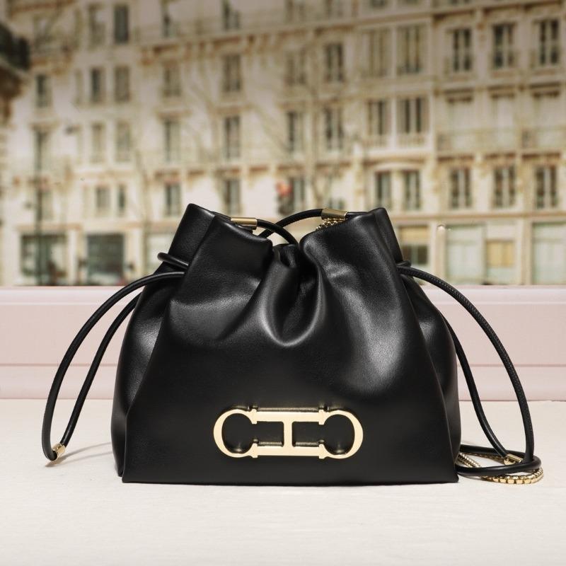 

Fashion Trend Letter Bundle Bucket Bag Commuter Casual Shoulder Crossbody Bag Real Texture Women s Bag Length 23.5cm, width 10cm, height 20cm
