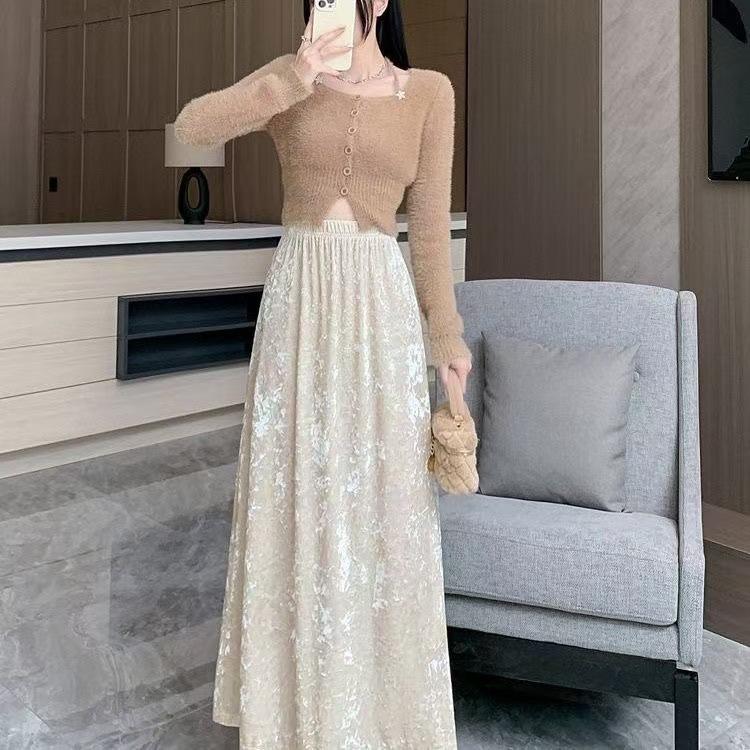 Golden velvet skirt autumn retro 2026 high-end new autumn and winter high-waisted slim skirt long skirt