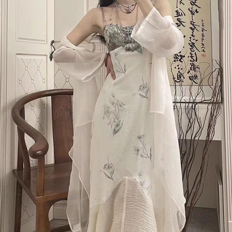 Seaside Vacation Summer Internet Celebrity New Women's Clothing French Gentle Wind Temperament Suspender Dress Set