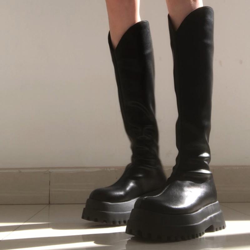 

Женские длинные сапоги на толстой подошве, универсальные для осени и зимы, кажутся тонкими и высокими, а длина ниже колена.