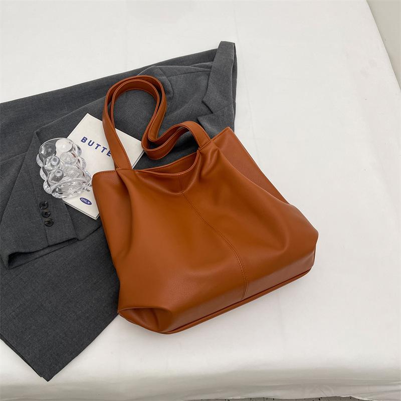 Retro large-capacity tote bag women's 2025 winter new fashionable portable commuter bag student class shoulder bag