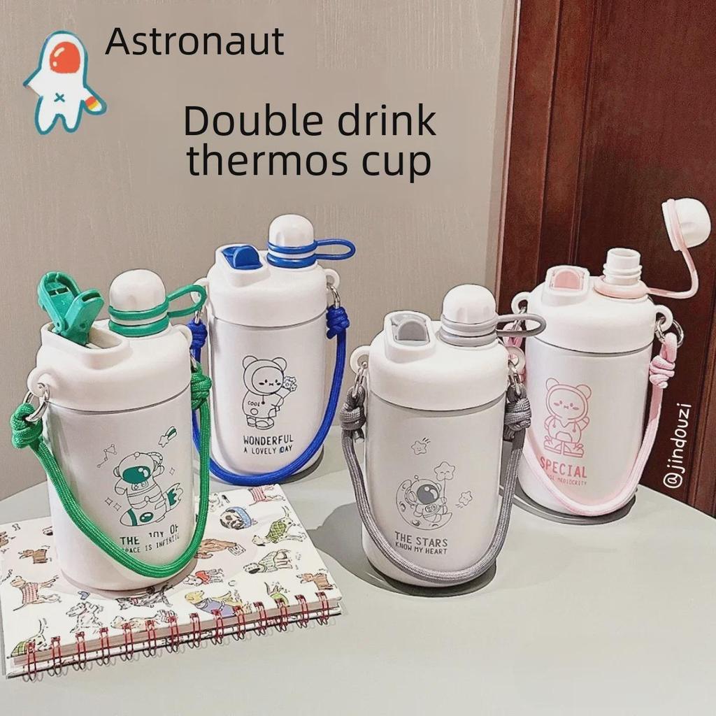 Roztomilý kreslený astronaut Nerezová termoska se slámkou a provázkem