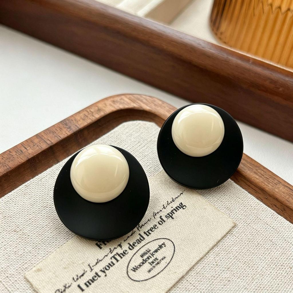 Hong Kong Retro Color Block Resin Stud Earrings - Niche High-End Fashion for Women