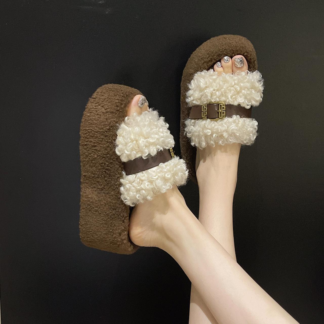 

Женские пушистые тапочки на толстой подошве на высоком каблуке для уличной носки 2025 осень-зима новинка универсальные повседневные вельветовые декоративные хлопковые тапочки с пряжкой 40 бежевый