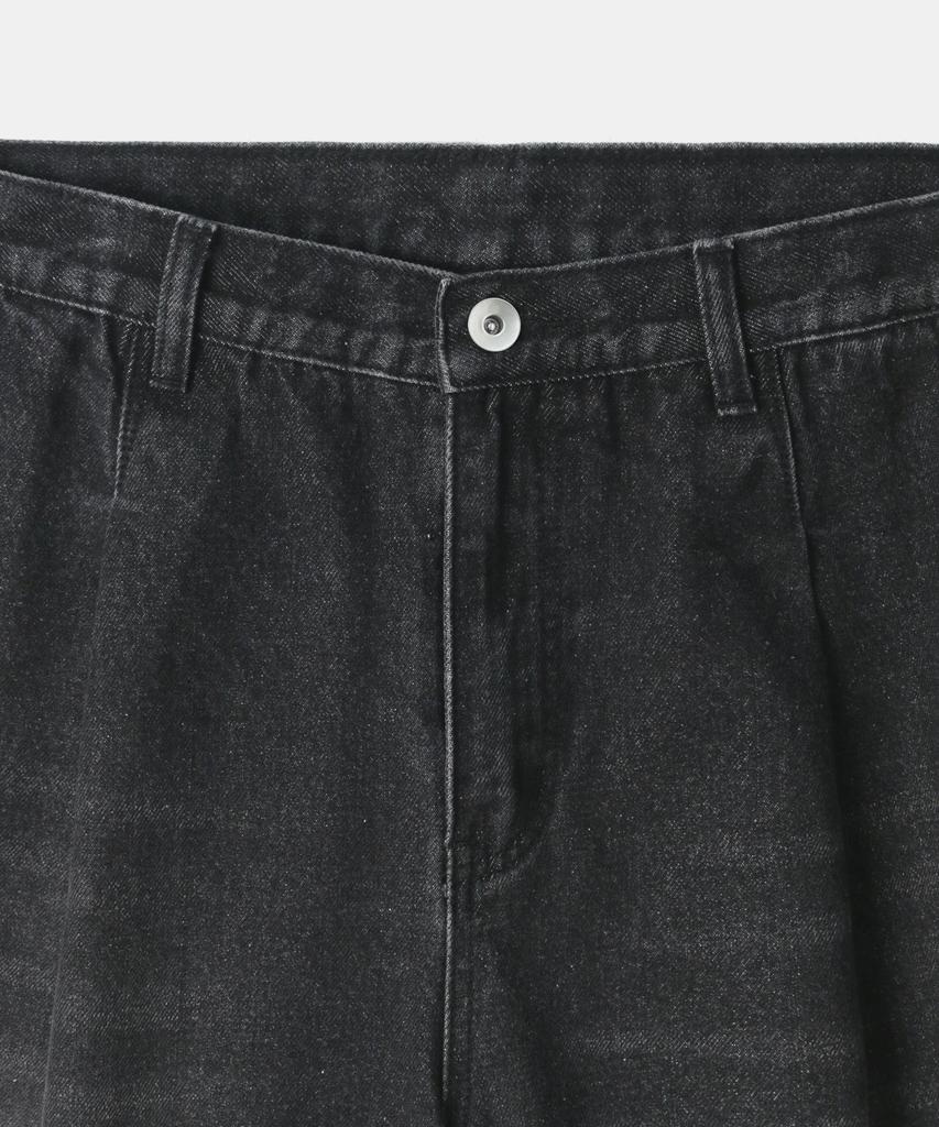 INDUST One-Pleat Carpenter Bermuda Denim Half Pants_Black