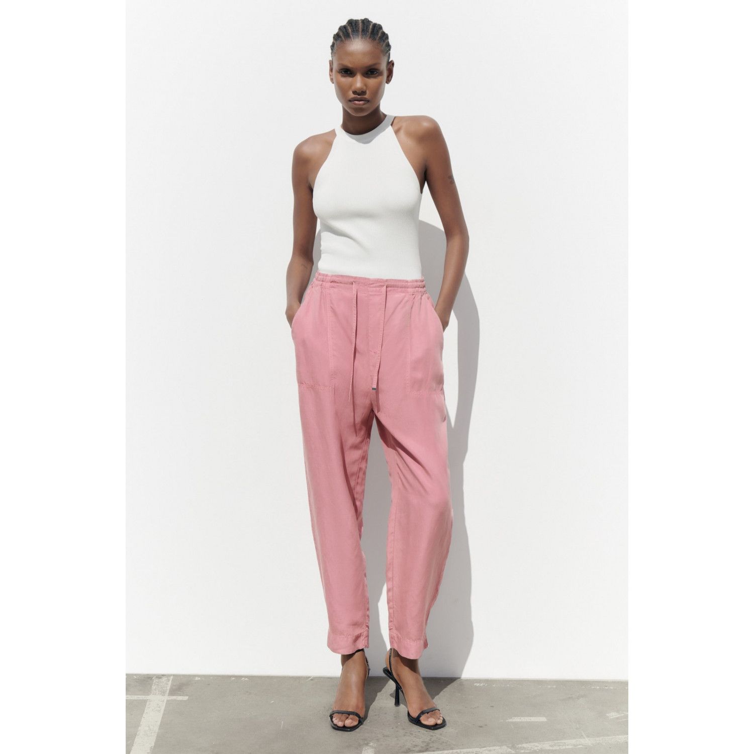 

TROUSERS WITH AN ELASTICATED WAISTBAND